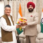 पूर्व सीएम ने राज्यपाल को अपने जीवन पर आधारित ‘पर्वत शिरोमणि भगत सिंह कोश्यारी’ पुस्तक की भेंट