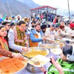 सीएम धामी ने मुख्य सेवक भंडारा में श्रद्धालुओं को प्रसाद वितरण में दिया अपना योगदान