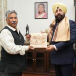 राज्यपाल ले.ज. (रि.) गुरमीत सिंह से की यूकॉस्ट के महानिदेशक प्रो. दुर्गेश पंत ने भेंट