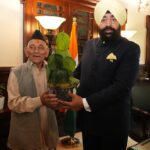 राज्यपाल ने प्रगतिशील कृषक सगत सिंह मेहरा ‘कीवी मैन’ को स्मृति चिन्ह प्रदान कर किया सम्मानित