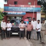 फर्जीवाड़ा करके रौब झाड़ रहे युवकों का पुलिस ने किया चालान