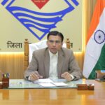 संविदात्मक कार्यो में लगे मजदूरों के आधार कार्ड सत्यापन रिपोर्ट न भेजने पर डीएम ने जताई नाराजगी