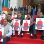 विधानसभा सत्रः सदन के बाहर एलपीजी गैस की किल्लत को लेकर प्रदर्शन