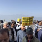 सत्र की आवधि बढ़ाने की मांग को लेकर कांग्रेस विधायकों ने किया प्रदर्शन