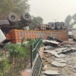मुख्य हाईवे पर पलटा मार्बल्स से भरा ट्रक, आवाजाही हुुई बाधित