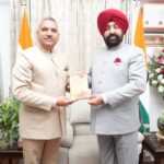 राज्यपाल ले.ज. गुरमीत सिंह से लेफ्टिनेंट जनरल अजय कुमार सिंह ने की भेंट