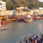 गंगा में डुबकी लगाकर श्रद्धालुओं ने मनाया बुद्ध पूर्णिमा का पर्व