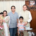 सीएम धामी से कैंप कार्यालय में सपरिवार मिले वरिष्ठ पत्रकार हेम भट्ट