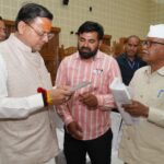 सीएम धामी ने आवास पर प्रदेशभर से आए फरियादियों की सुनी समस्याएं