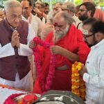 भाजपा नेता रीता बहुगुणा के दिवंगत पति की अस्थियां गंगा में विसर्जित