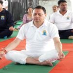 बनबसा में सीएम धामी ने हजारों लोगों के साथ किया योगाभ्यास