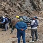 वाहन पर गिरा पहाड़ी से बोल्डर, दो लोगों की मौत, तीन घायल