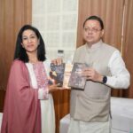 मुख्यमंत्री धामी से साहित्यकार डॉ. योजना साह जैन ने की भेंट