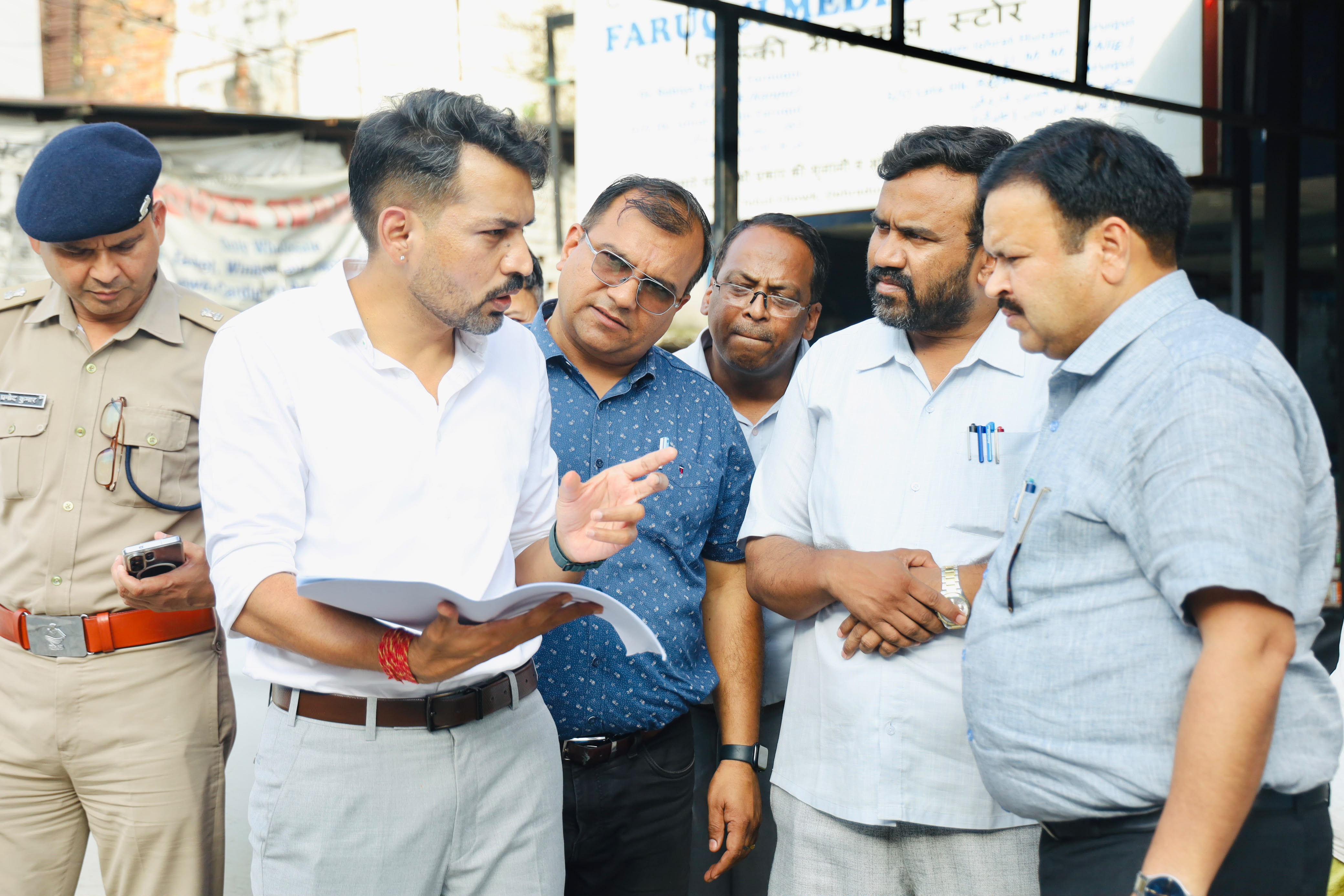 तहसील चौक चौड़ीकरण परियोजना का डीएम डॉ. आशीष चौहान ने किया निरीक्षण