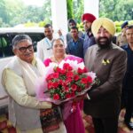 राज्यपाल गुरमीत सिंह ने किया पंजाब के राज्यपाल गुलाब चंद कटारिया का लोक भवन में स्वागत