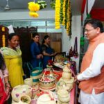 मुख्यमंत्री धामी ने की सशक्त बहना उत्सव के तहत स्वयं सहायता समूहों द्वारा लगाए गए स्टालों से उत्पादों की खरीदारी