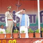परेड ग्राउंड में मुख्यमंत्री धामी ने किया ध्वजारोहण, स्वतंत्रता सेनानियों के परिजनों को किया सम्मानित