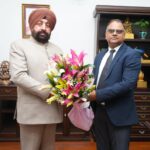 राज्यपाल गुरमीत सिंह से महालेखाकार संजीव कुमार ने की भेंट