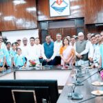 भारत भ्रमण पर निकले टॉपर विद्यार्थियों से मिले मुख्य सचिव, साझा किए अनुभव