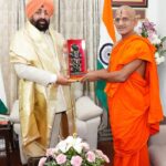 राज्यपाल से मिले पेजावर मठ के पीठाधीश्वर श्री श्री विश्वप्रसन्न तीर्थ स्वामीजी