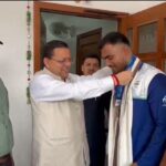 एशियन गेम्स में कांस्य पदक जीतने वाले बॉक्सर कपिल पोखरिया से मिले सीएम धामी