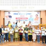 सीएम धामी ने बांटे मेधावी छात्र-छात्राओं को पं. दीनदयाल उपाध्याय शैक्षिक उत्कृष्टता पुरस्कार