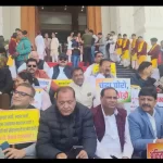 विधानसभा के मुख्य द्वार पर कांग्रेस का प्रदर्शन