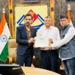 जिला योजना समिति के नवनिर्वाचित सदस्यों को महापौर सौरभ थपलियाल और जिलाधिकारी ने वितरित किए प्रमाण पत्र