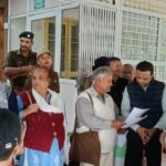 अभद्र भाषा का प्रयोग करने और परिवार को जान से मारने की धमकी देने का आरोप
